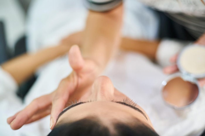 ČO POD MAKE-UP? NEZABÚDAJTE NA PODKLADOVÚ BÁZU A KRÉM