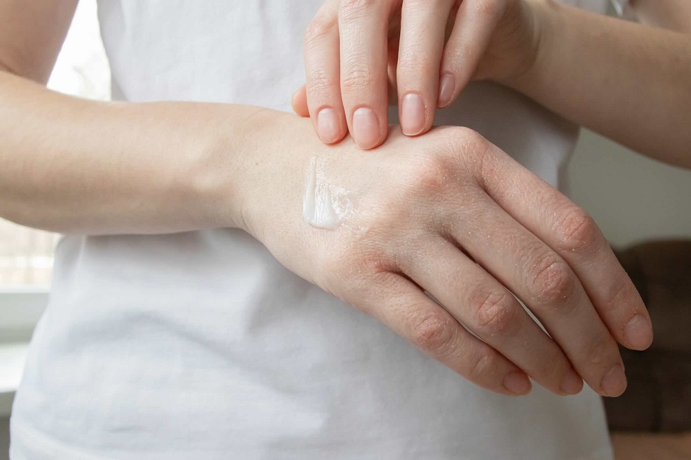 Čo použiť na popraskané a suché ruky od dezinfekcie