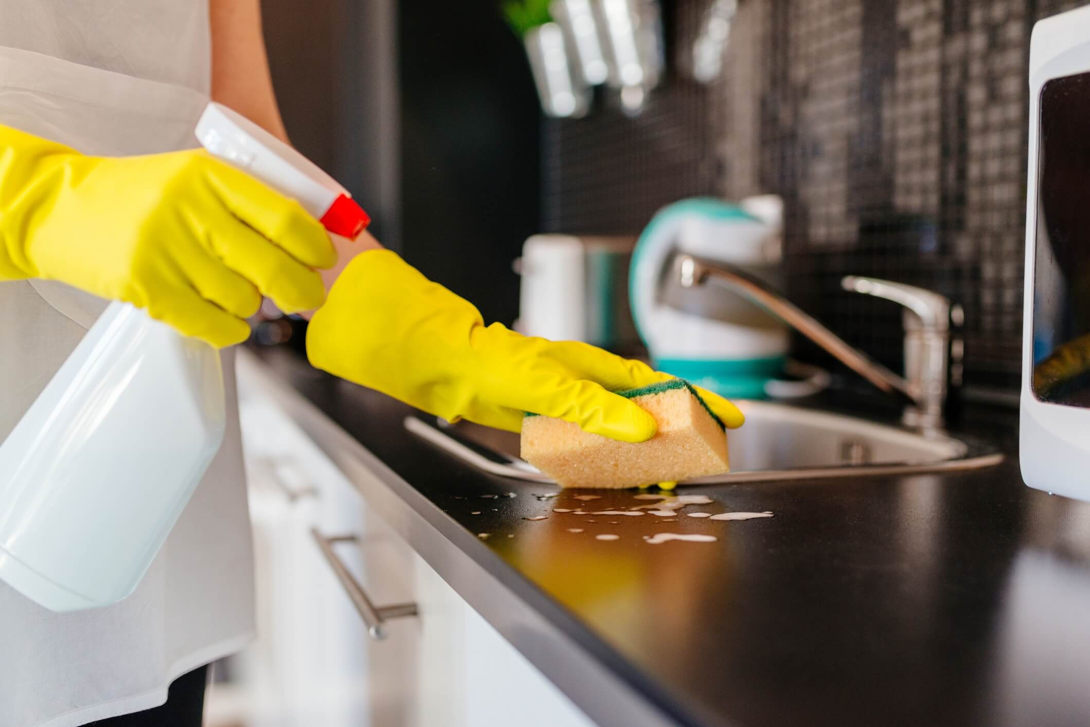 Čistenie kuchyne od mastnoty a špiny: Tipy na údržbu linky a lesklých plôch