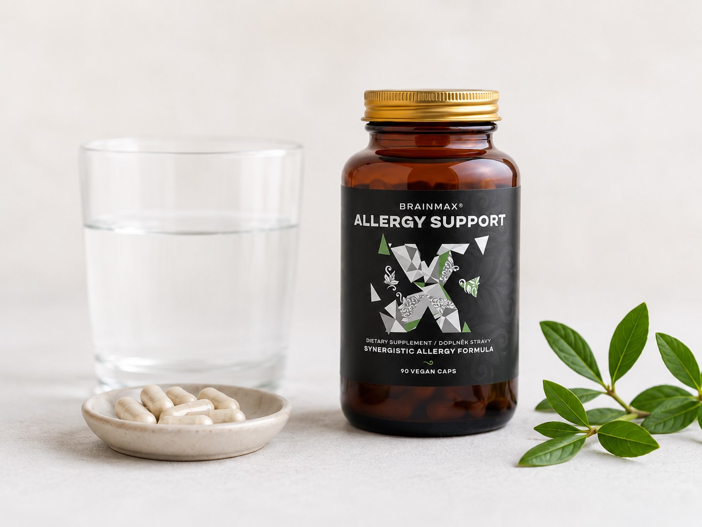 BrainMax Allergy Support kapsle a sklenice vody