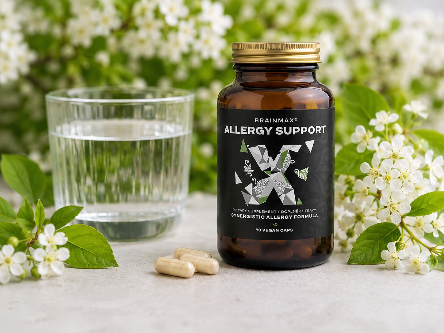 BrainMax Allergy Support s bylinami a sklenicí vody