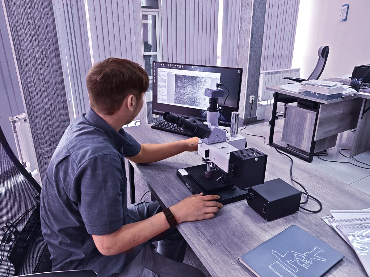 Laborant u metalografického mikroskopu MAGUS Metal 630
