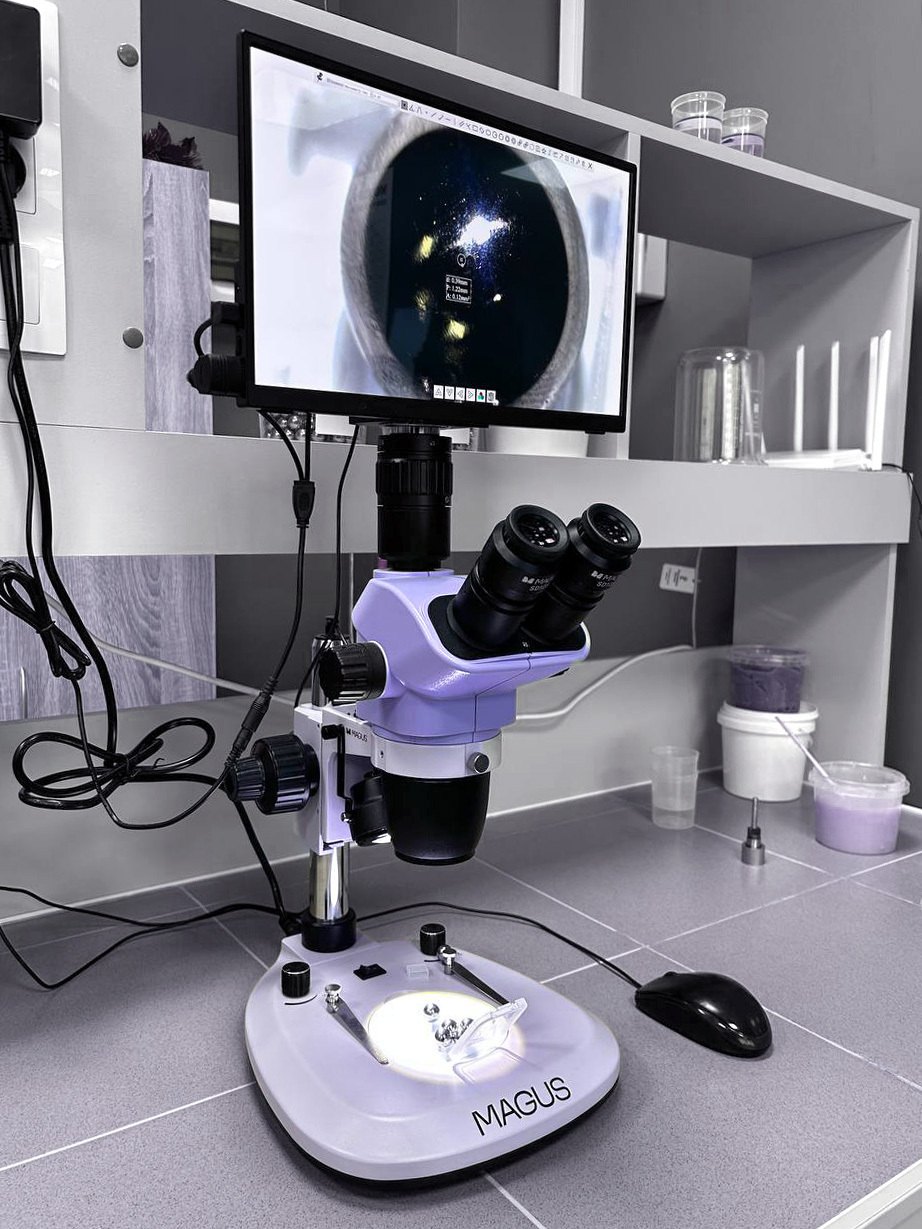 Digitální stereomikroskop MAGUS Stereo D8T LCD PLUS v laboratoři výrobce maziv