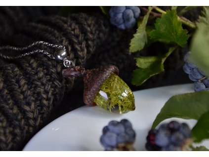 Žalud se světle zelenou dutohlávkou