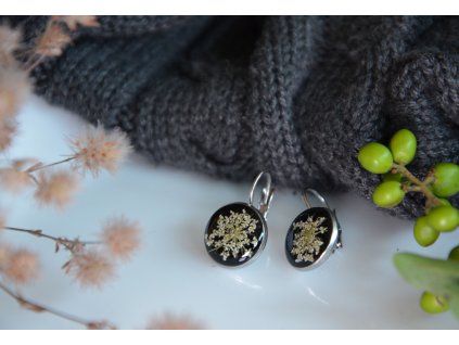 Zapínací náušnice s kerblíkem