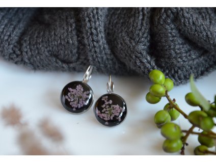 Zapínací náušnice s kerblíkem