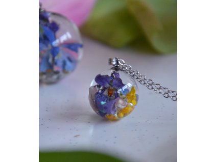 Barevná kulička s fialkou