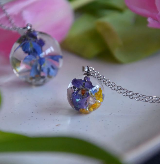 🌸 Jarní pestrobarevná kulička s opravdovou fialkou, pomněnkami, žlutou tařicí a růžovým ozothamnem. Průměr kuličky 1,8 cm....