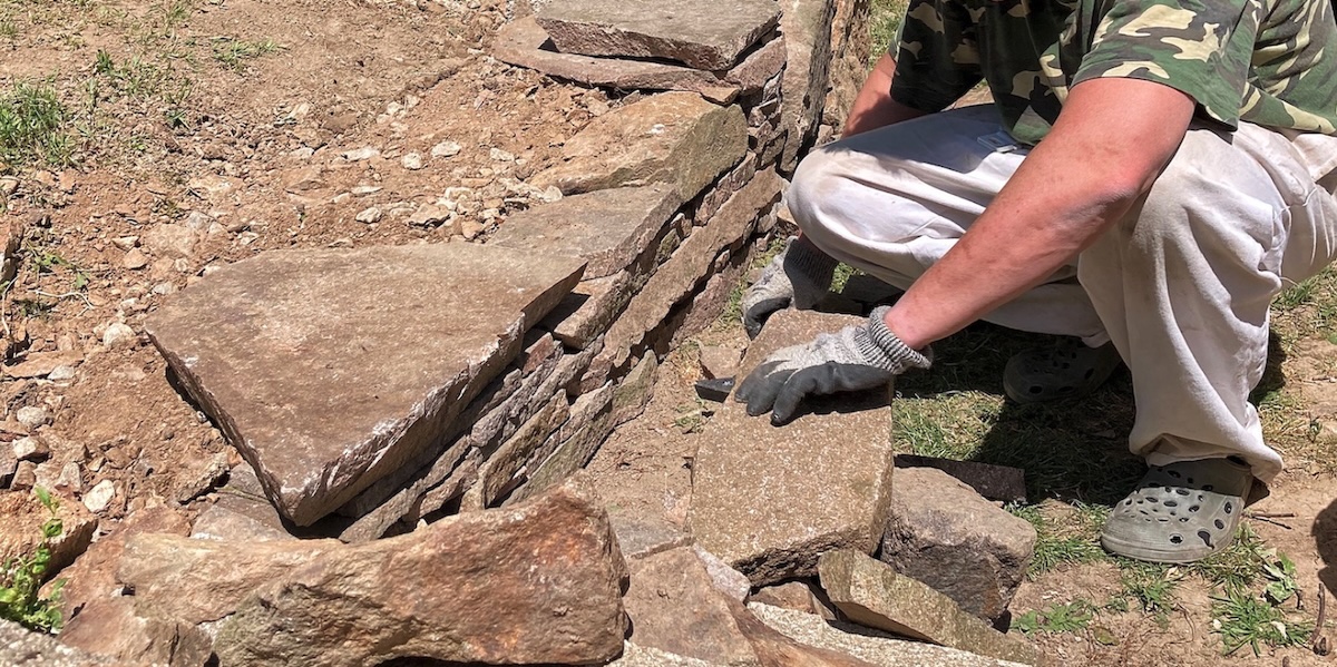 Jak jednoduše postavit kamennou zídku svépomocí z plochých kamenů