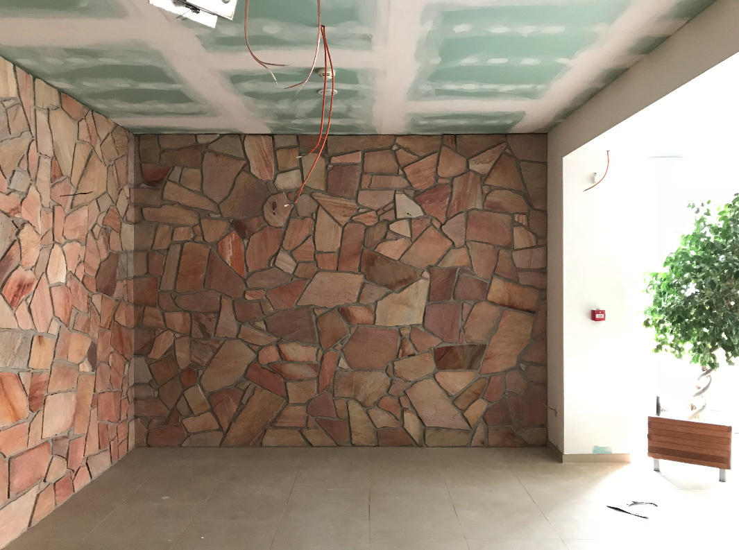 Lepení kamenného obkladu s následným zaspárováním