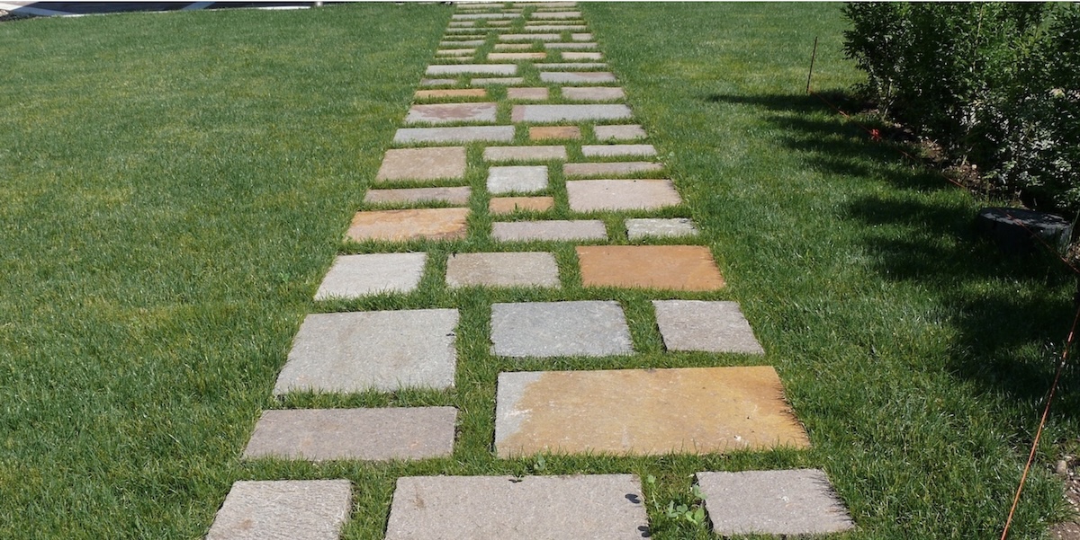 Kamenná dlažba a nášlapy v zahradě