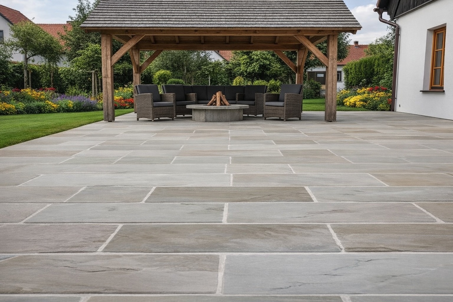 Pískovec jako dlažební kámen: kdy je vhodný a kdy raději zvolit jiný materiál