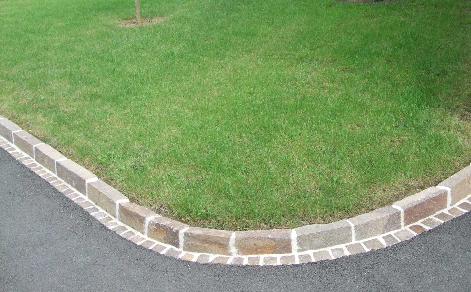 Kamenné obrubníky: Pevnost, krása a dokonalý design pro vaše chodníky