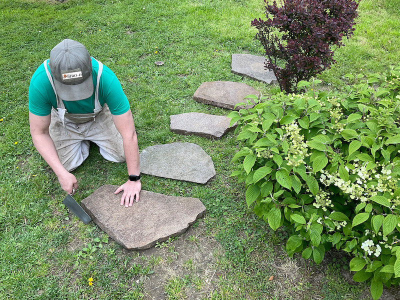 Jak položit nášlapné kameny do trávníku?
