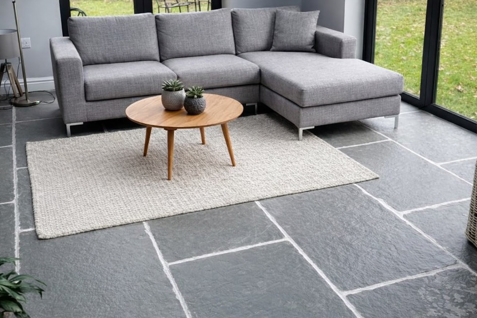 Vápenec jako dlažba: rozdíly mezi interiérem a exteriérem