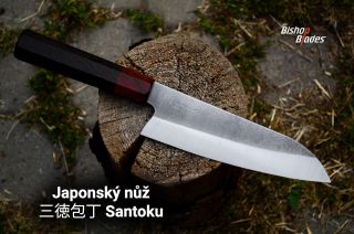 🔪 Santoku – tři ctnosti, jeden nůž Maso. Zelenina. Ryby. Ručně broušený japonský nůž, který z obyčejného vaření dělá...