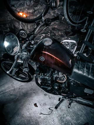 Čeká v garáži na větší servis, ale doufám že se tuhle sezonu projedem !😎 . . . #garagelife #bikerservice #yamahacustom...