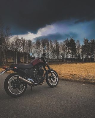 Malá Yamaha XS 400 🤘🦬 . . . #yamaha #xs400caferacer #motorcycleart #bisonsons