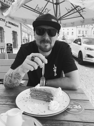 Zastávka pro doplnění trochy cukru 😆🤟 . . . #medovnik #bisonsons #bonehand
