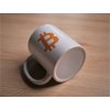 Hrnek s Bitcoin logem