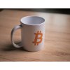 Hrnek s Bitcoin logem