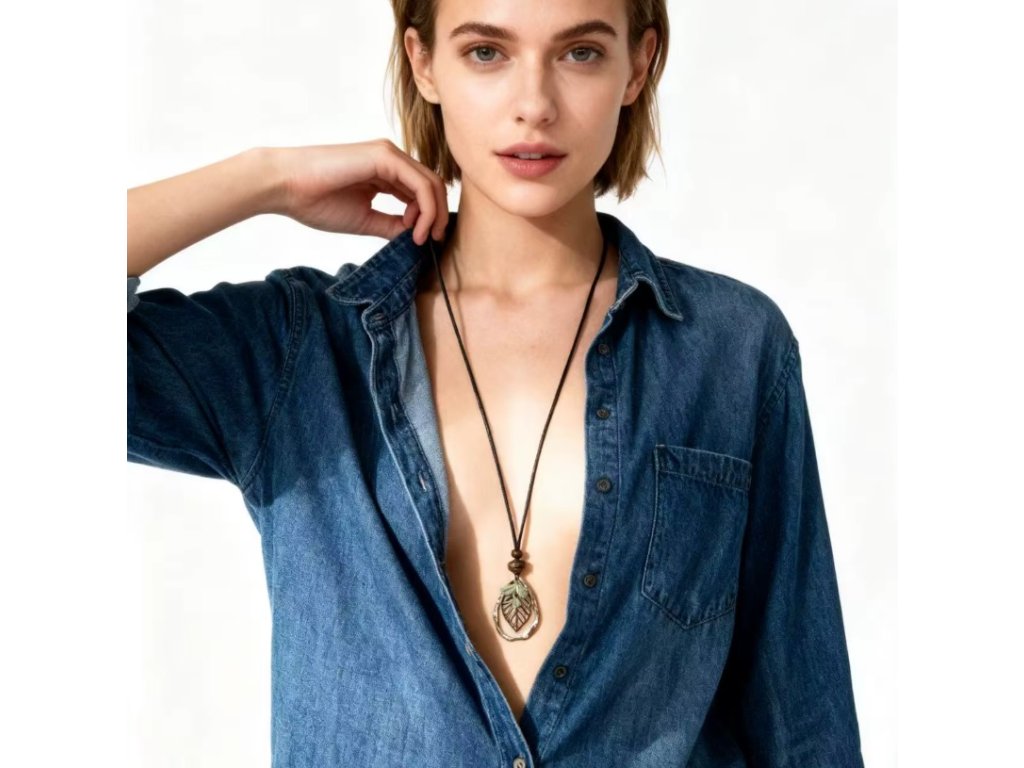 Designový vintage náhrdelník s motivem lístku na šňůrce