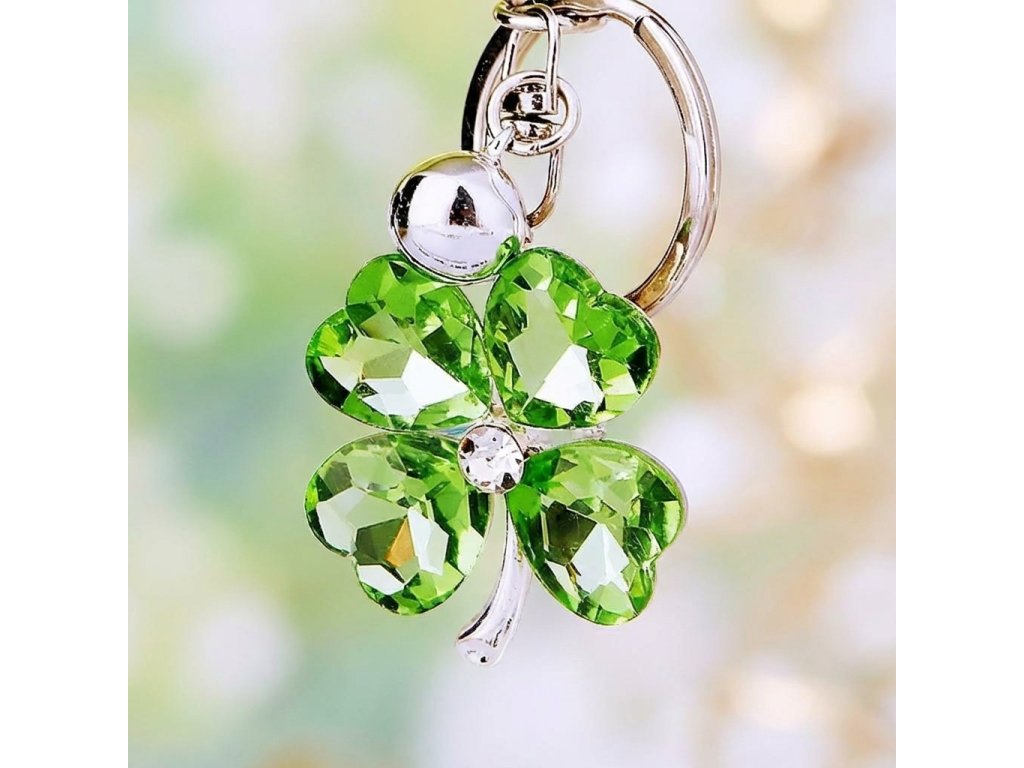 Designová zlatá klíčenka Čtyřlístek se smaragdovými krystaly