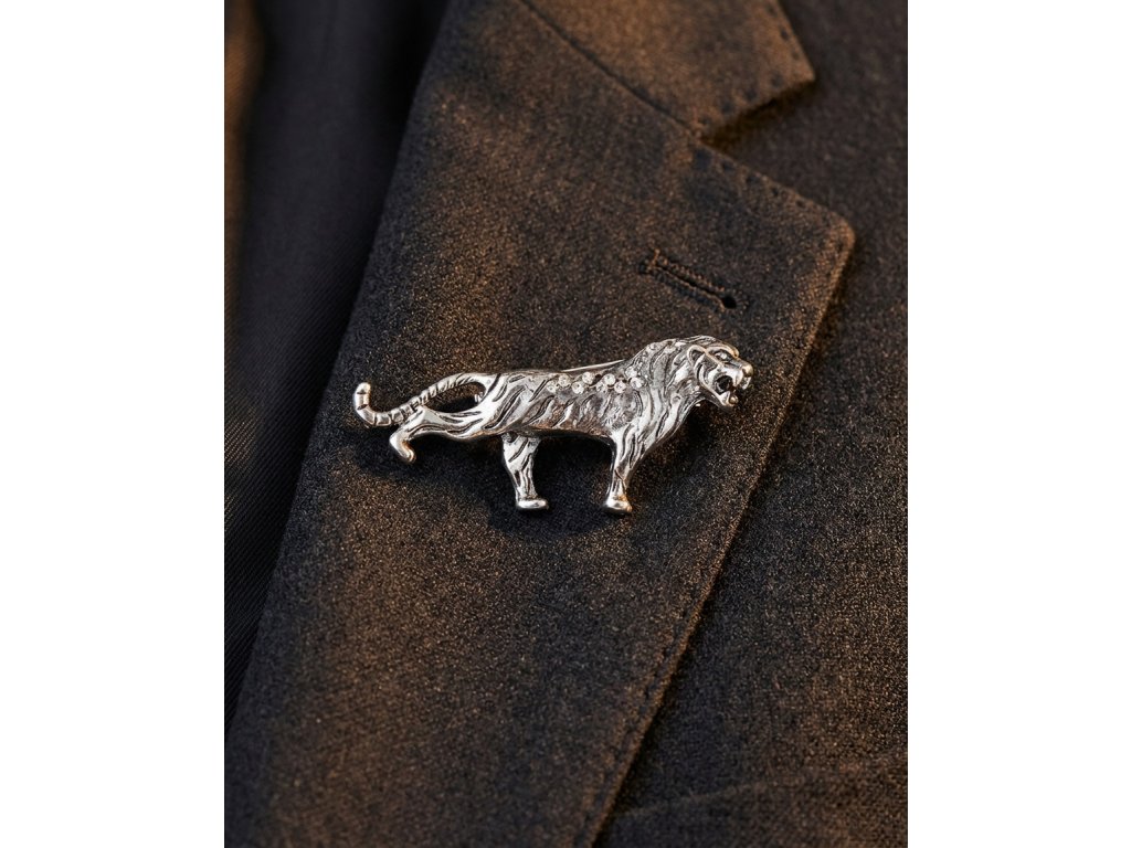 Výrazná vintage brož lev s kovovým reliéfem