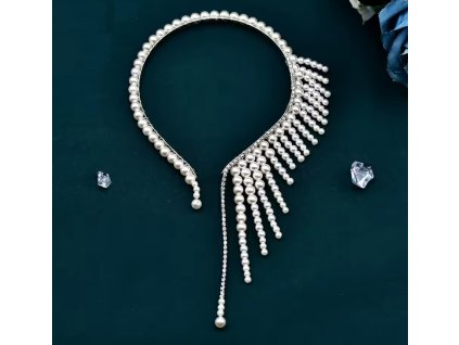 Asymetrický náhrdelník s krystaly, perlami a elegantním střapcem