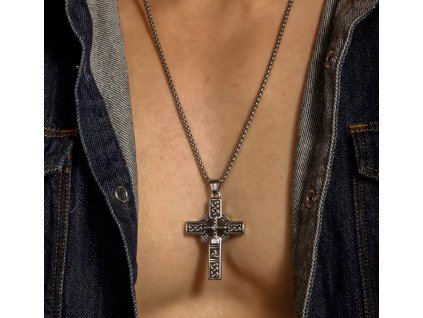 Náhrdelníkz nerezové oceli s křížem zdobeným keltským uzlem