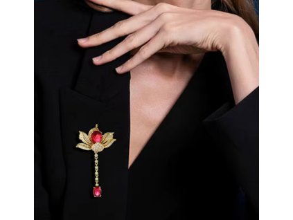 Pozlacená brož ve tvaru lotosového květu s červenými krystaly