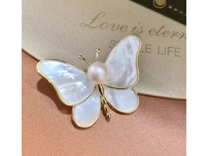 Pozlacená brož ve tvaru motýla s mušlovými křídly a perlou