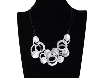 Dámský náhrdelník s výrazným přívěskem z kruhů na černém lanku
