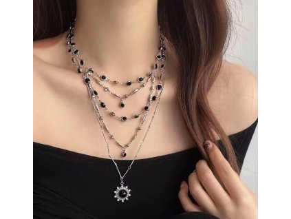 Designový vrstvený náhrdelník se slunečnicí a černými kameny