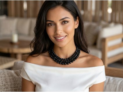 Ručně vyráběný třířadý korálkový náhrdelník v černé barvě