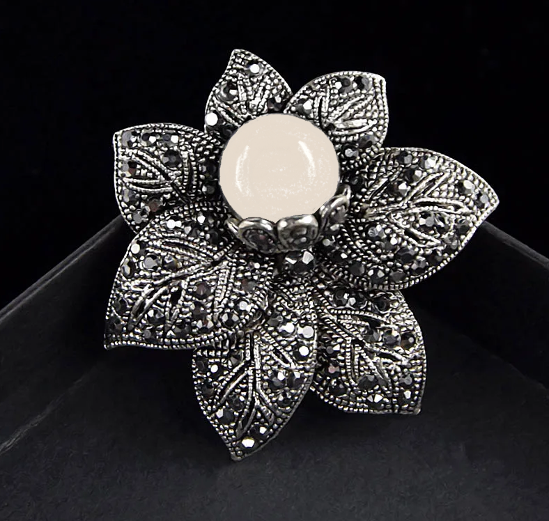 Vintage brošňa Šedý Kvet