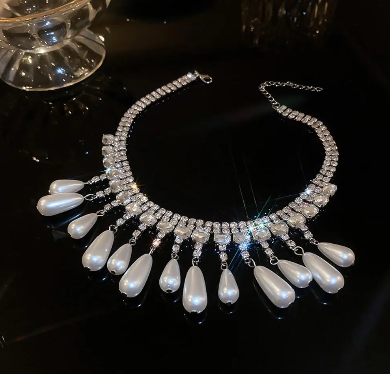 Choker náhrdelník s príveskami perál