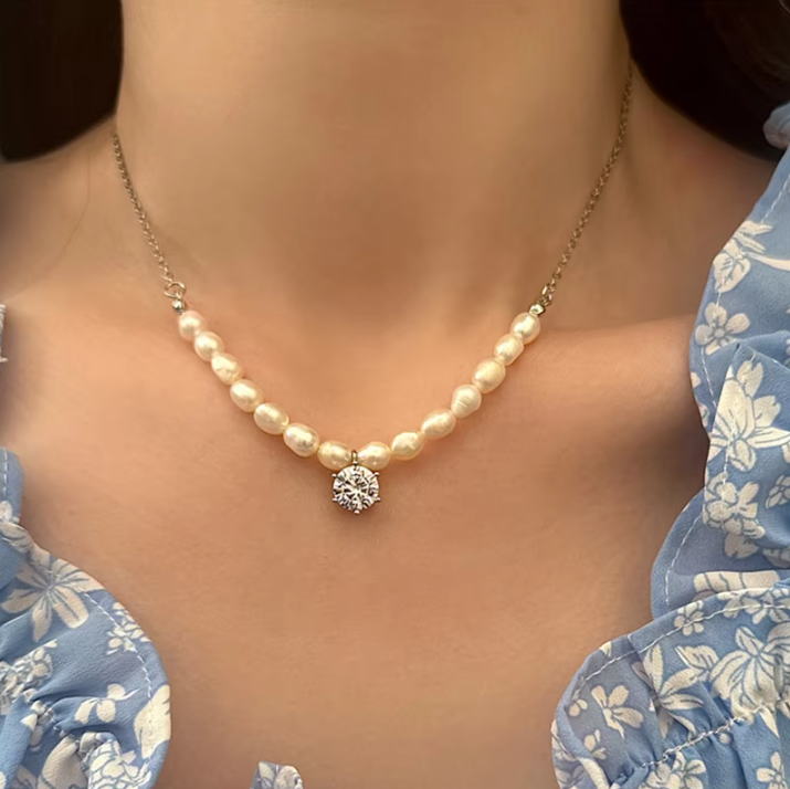 Elegantný perlový náhrdelník s kryštálom