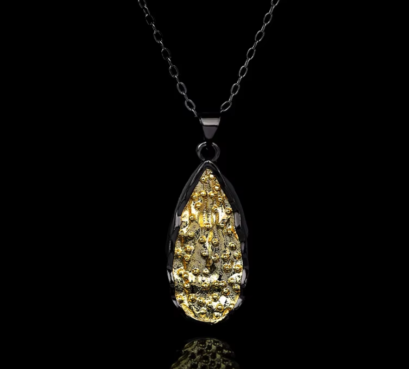 Módny čierny náhrdelník Gold Drop