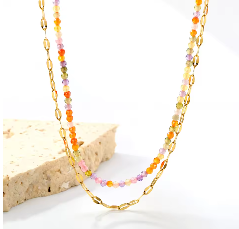 Dvojitý náhrdelník – pozlátená nerezová retiazka a farebný korálkový náhrdelník