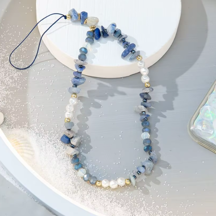 Retiazok na mobilný telefón s modrými kamennými korálikmi a bielymi perlami