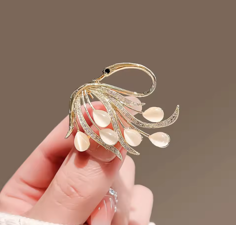 Pozlátená brošňa v tvare labute s kryštálmi