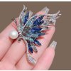 Postříbřená brož ve tvaru letícího motýla s modrými krystaly a perlou