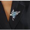Postříbřená brož ve tvaru letícího motýla s modrými krystaly a perlou