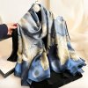 Elegantní dámský šátek s květinovým motivem v modrých tónech