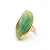 Výrazný prsteň v zlatom tóne s efektom kameňa v zelených odtieňoch