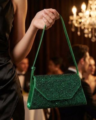 🎊 Pripravte sa na Silvester včas a dolaďte svoj outfit už teraz ✨ V našom e-shope nenájdete len šperky. Máme pre vás aj...