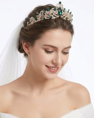 Korunky do vlasov sú túto sezónu jedným z najobľúbenejších doplnkov na plesy, stužkové aj slávnostné gala večery. Stačí...