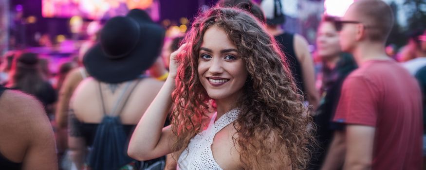 Jak vybrat šperky a doplňky na fesťák nebo letní párty
