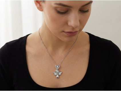 Elegantní náhrdelník s přívěskem anděl se srdcem